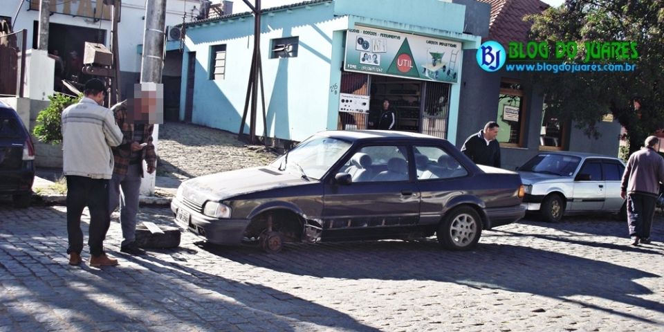 Camaquã - carro perde a roda enquanto trafegava pela Rua Cap. Adolfo Castro