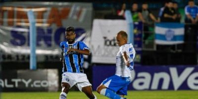 Grêmio joga mal e busca empate com o Novo Hamburgo com gol de Léo Moura no fim