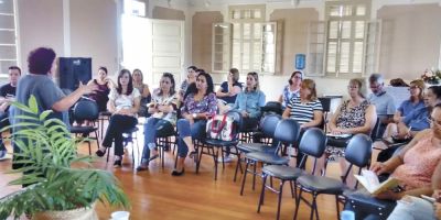 Bibliotecários e professores participam do encontro realizado no auditório Zilda Maria Azambuja em Camaquã