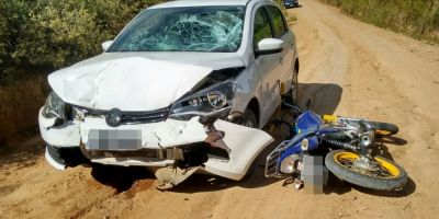 Acidente entre carro e moto deixa motoqueiro gravemente ferido no interior de Chuvisca