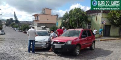 Colisão envolvendo EcoSport e Siena é registrada na manhã deste sábado no centro de Camaquã