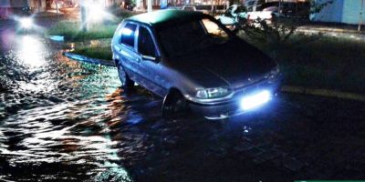 Carro cai em buraco e quebra a roda devido alagamento na rotatória da Bento com Sete em Camaquã
