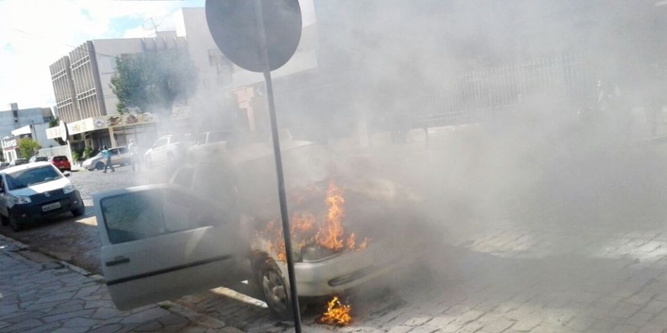 Carro pega fogo no centro de Camaquã na manhã desta sexta-feira