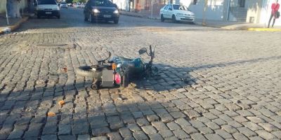 Acidente entre moto e carro deixa motociclista ferido no centro de Camaquã na manhã desta quinta