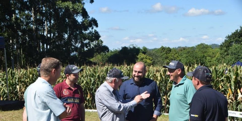 Orientações sobre novas tecnologias agrícolas foram apresentadas em evento no campo em SLS