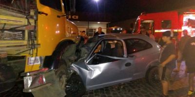 Acidente entre carro e caminhão deixa motorista gravemente ferido na BR-116 em Camaquã