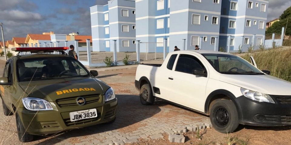 BM apreende Saveiro envolvida em crime e detém menor armado e procurado pela Justiça, em Camaquã