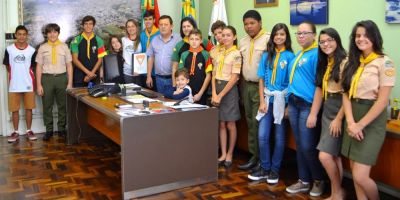 Clube dos Desbravadores Nova Aliança visita o prefeito de Camaquã