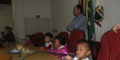 Camaquã - alunos da Escola Infantil Irmãos Maristas visitam a câmara de Vereadores