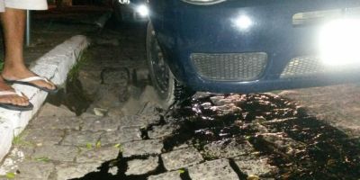 Buraco no centro de Camaquã causa danos em carro