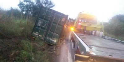 Carreta tomba no viaduto da BR-392 no interior de Canguçu