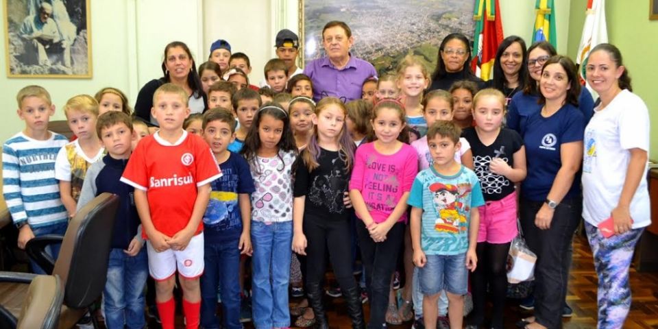 Escolas visitam a Prefeitura em comemoração ao aniversário de Camaquã