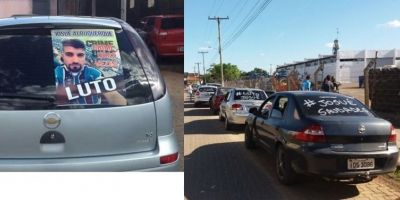 Familiares e amigos de Josué fazem carreata e pedem justiça. Cartaz exibe a frase "crime duas vezes"