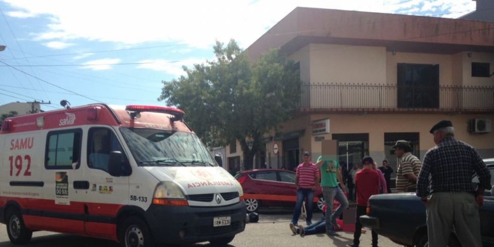 Acidente entre moto e carro deixa motociclista ferida no centro de Camaquã