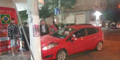 Acidente de trânsito no centro de Camaquã deixa motorista ferida na noite desta quarta