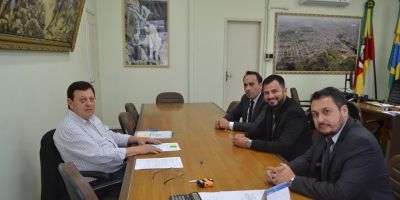 Prefeito de Camaquã recebe novo gerente da Caixa
