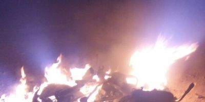 ACONTECEU EM CAMAQUÃ E VOCÊ NÃO FICOU SABENDO: moto é incendiada pelo próprio condutor