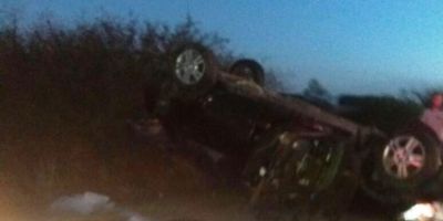 Capotamento deixa três pessoas feridas na BR-116 em Camaquã