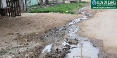 Moradores do bairro Ouro Verde em Camaquã pedem solução para vazamento de água da rede da Corsan