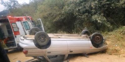 Capotamento deixa uma pessoa ferida na estrada da barragem em Camaquã
