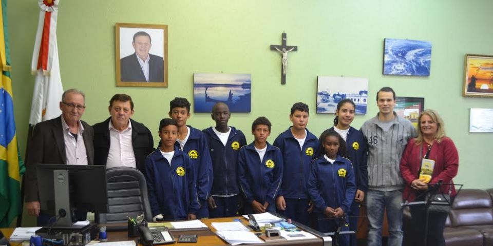 Abinjuv leva música e arte em visita ao prefeito de Camaquã