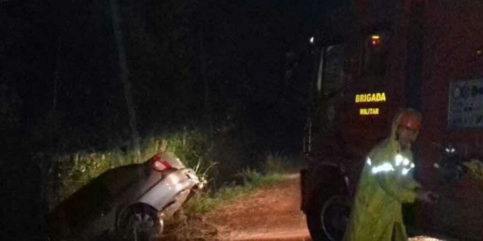 Queda de carro em córrego deixa duas pessoas mortas em São Lourenço do Sul