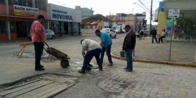 Moradores se mobilizam e fecham crateras na Av. Assis Brasil em Tapes