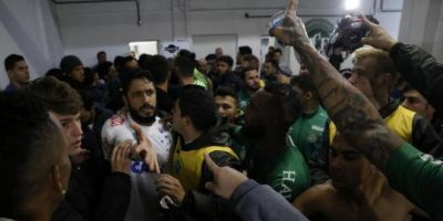 Árbitro ferido e confusão entre jogadores marcam pós-jogo entre Chapecoense x Cruzeiro