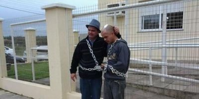 Tapes - pai e filho se acorrentam em frente ao prédio da Justiça, pedindo por ajuda