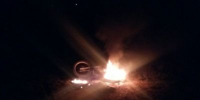 Ladrões furtam moto e logo depois a incendeiam, em Cristal