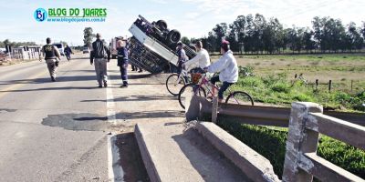 Camaquã - por questão de metros, veículo não cai dentro do Arroio Duro, na BR-116, Km 400