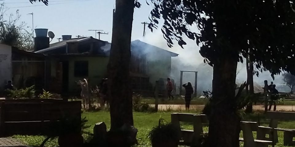 Incêndio atinge casa no bairro Jardim em Camaquã