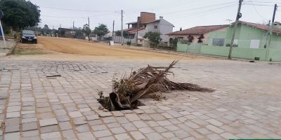 Buraco no meio da Rua Major Lúcio Meirelles oferece risco aos motoristas, em Camaquã