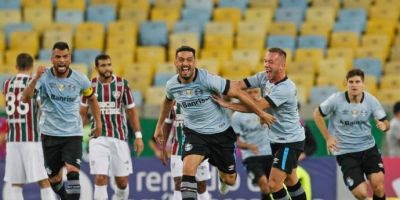 Com dois gols de falta, Grêmio vence o Fluminense no Maracanã