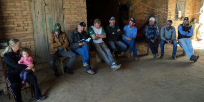 Asproleite realiza primeira reunião mensal em uma propriedade rural