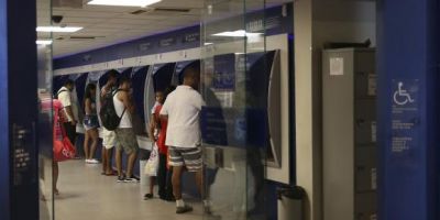 Cerca de 2 mil agências da Caixa abrem hoje para pagamento do FGTS inativo