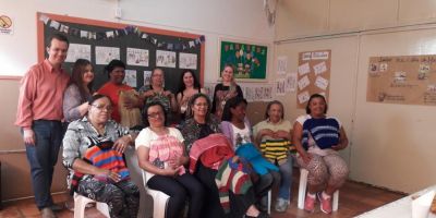 Clube de Mães “Unidas Venceremos” faz doação de peças de lã para o CRAS Bom Sucesso
