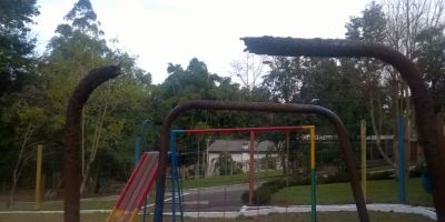 Morador de Dom Feliciano indignado com "o descaso", segundo ele, da praça da cidade