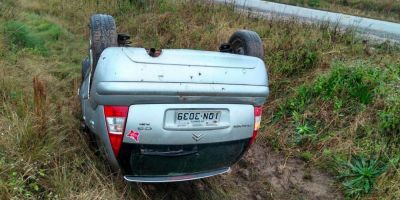 Carro capotado e com som ligado chamou a atenção de quem passava pela ERS-350