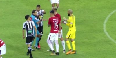 Jogador do Ceará diz que foi chamado de macaco pelo jogador do Inter Victor Cuesta