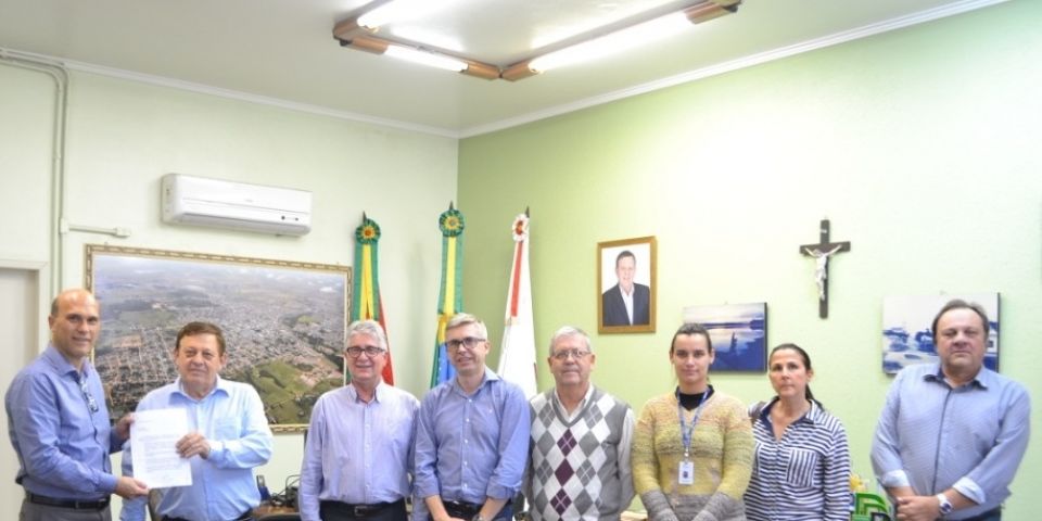 Prefeito recebe lideranças para tratar sobre o estacionamento rotativo em Camaquã