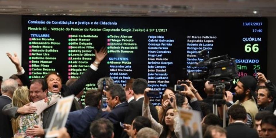 CCJ aprova parecer que recomenda arquivar denúncia contra Temer