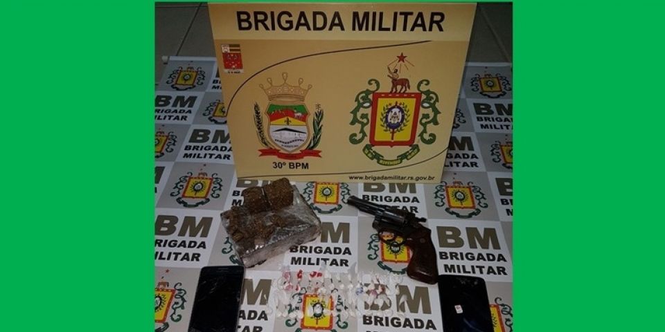 Brigada Militar efetua prisões e apreende arma e mais de meio quilo de drogas em Camaquã