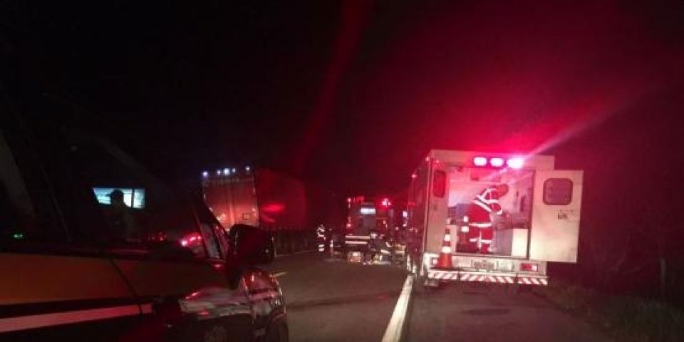 Duas pessoas morrem em colisão entre carro e moto na BR-290, em Eldorado do Sul