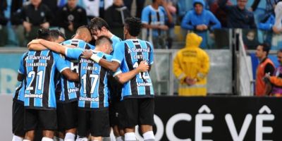 De virada, Grêmio vence a Ponte Preta e segue na caça ao Corinthians