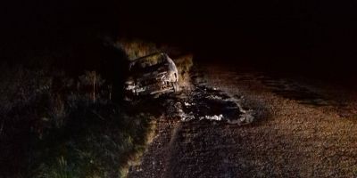 Carro pega fogo na ERS-265 em Canguçu