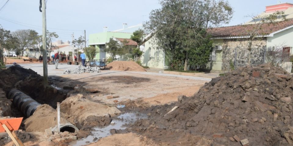 Secretaria de Obras e Urbanismo realiza troca de tubulação na rua General Osório em SLS