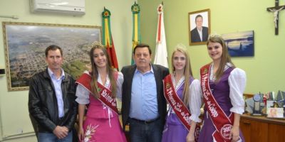 Corte da 34ª Festa do Colono e 7ª Festa Típica Pomerana visita o prefeito de Camaquã