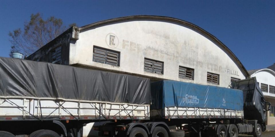 Carreta com placas clonadas é apreendida em Camaquã; o motorista fugiu do local