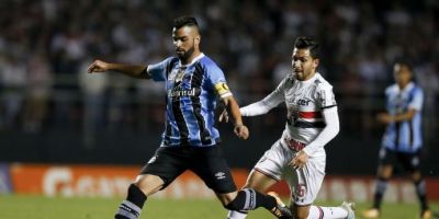 Grêmio sai na frente, mas cede empate para São Paulo